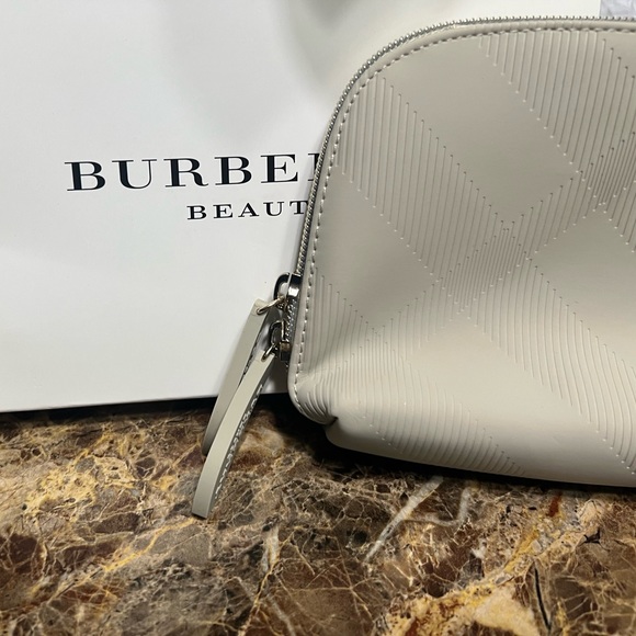 It’s in really good condition except the box, not used, Burberry Cosmetic pouch! - Picture 1 of 4